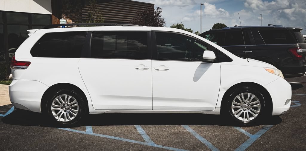 Used 2013 Toyota Sienna XLE FWD image 11