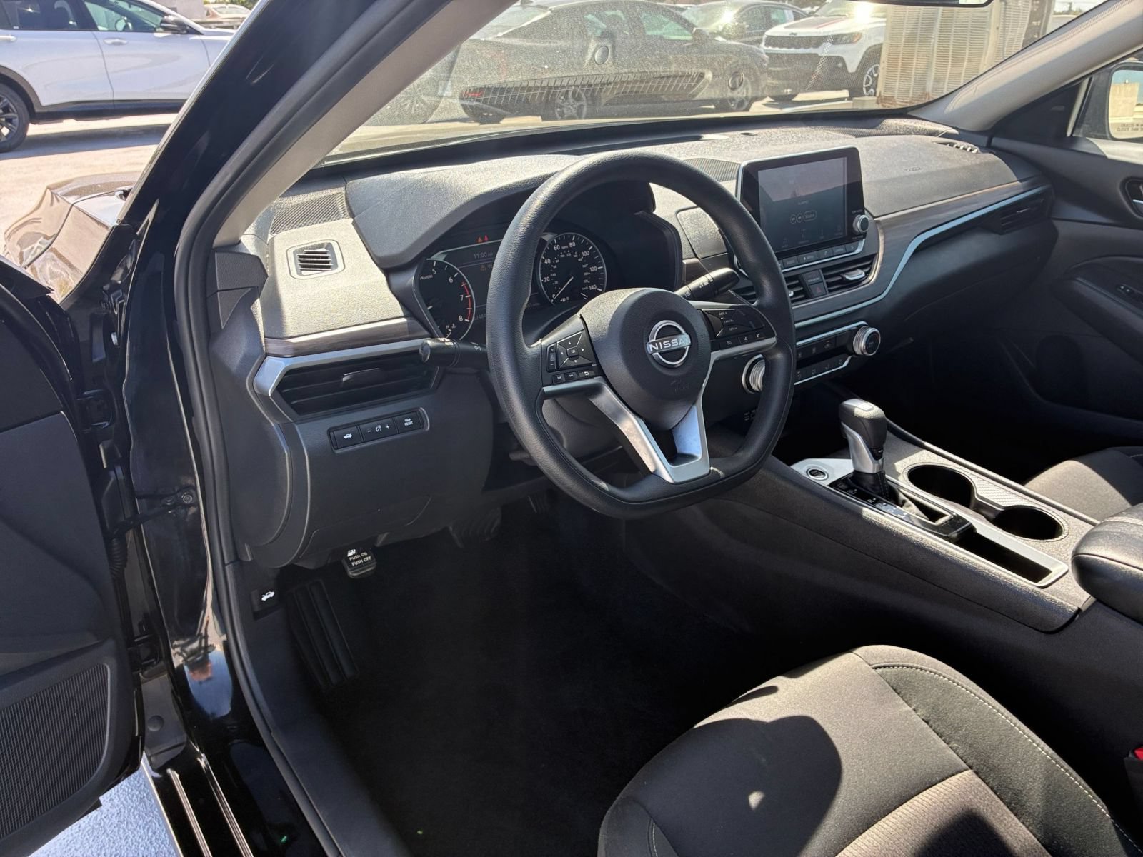 Used 2025 Nissan Altima 2.5 SV FWD image 33