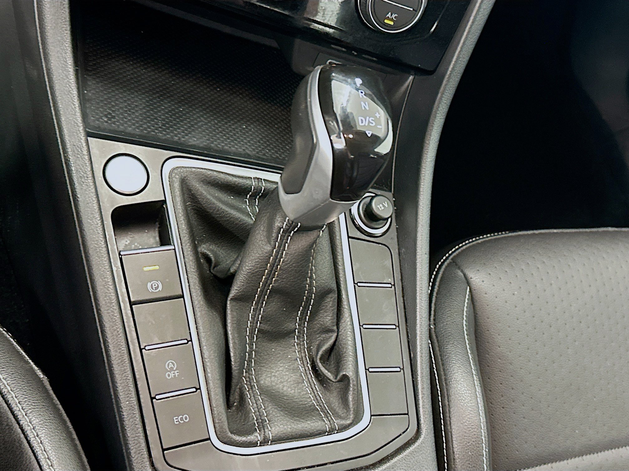 Used 2024 Volkswagen Jetta SE FWD image 24