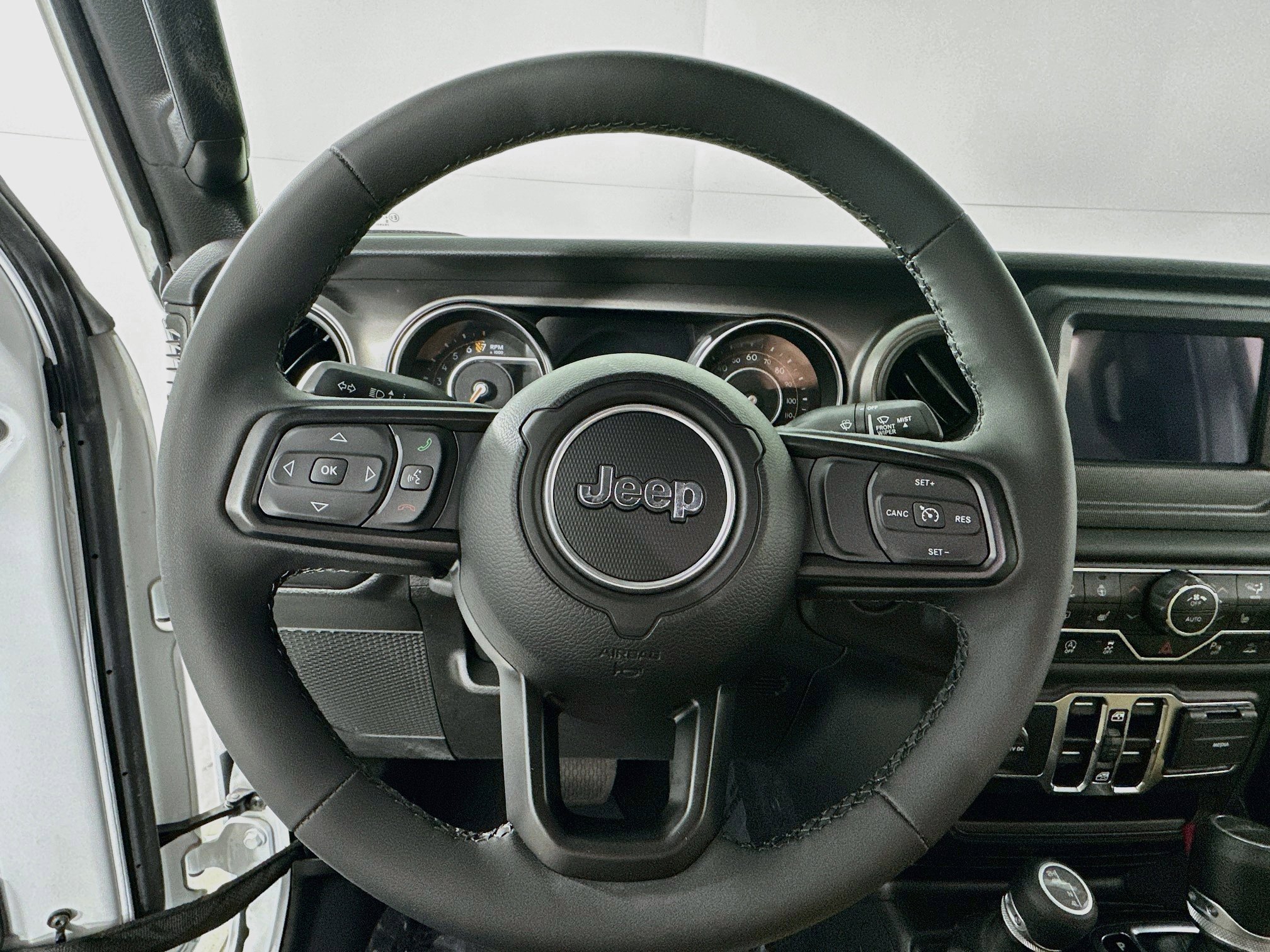 Used 2023 Jeep Gladiator Willys AWD/4WD image 11