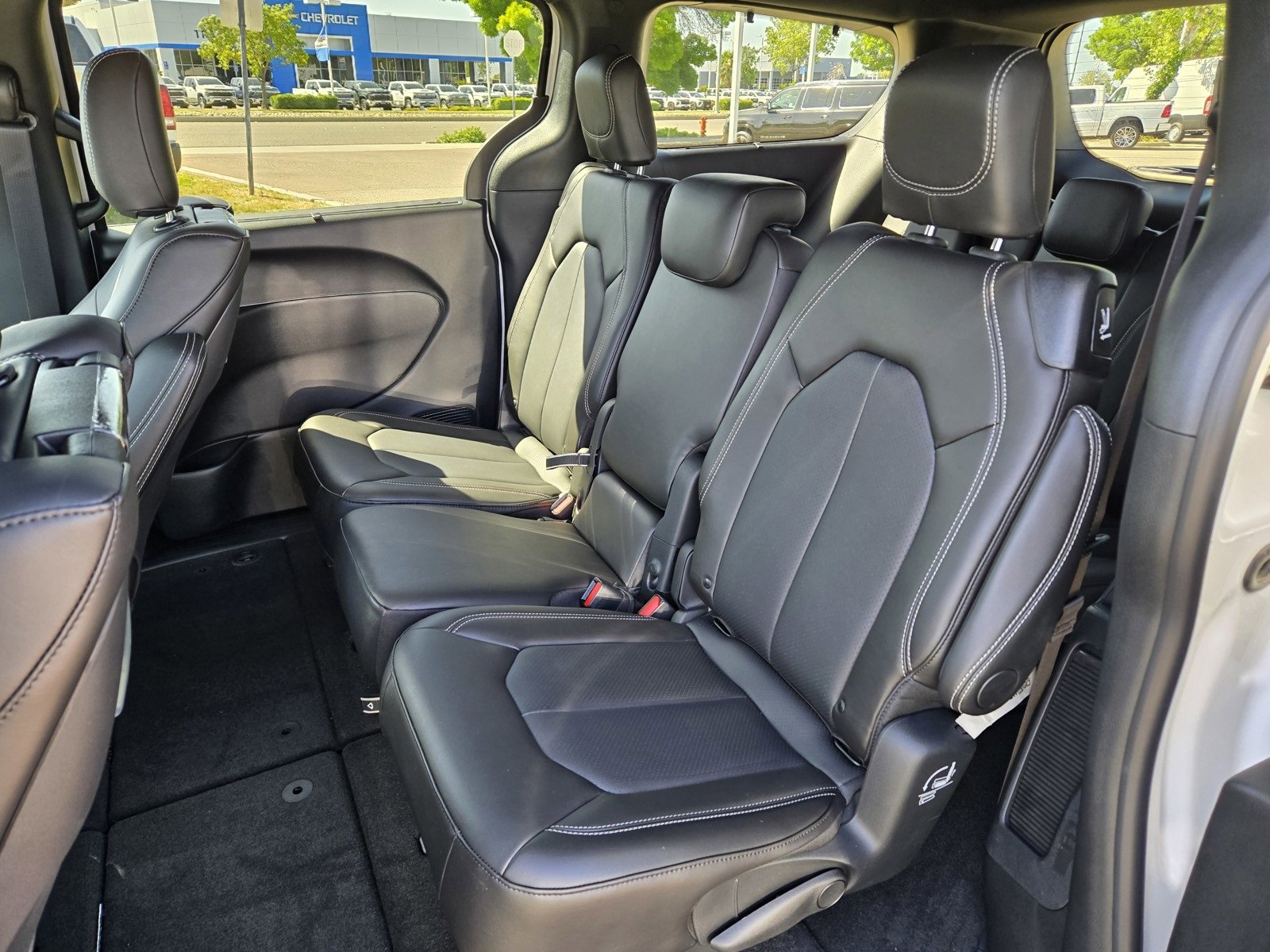 New 2025 Chrysler Pacifica Select w/ Uconnect Theater Family Group image 7