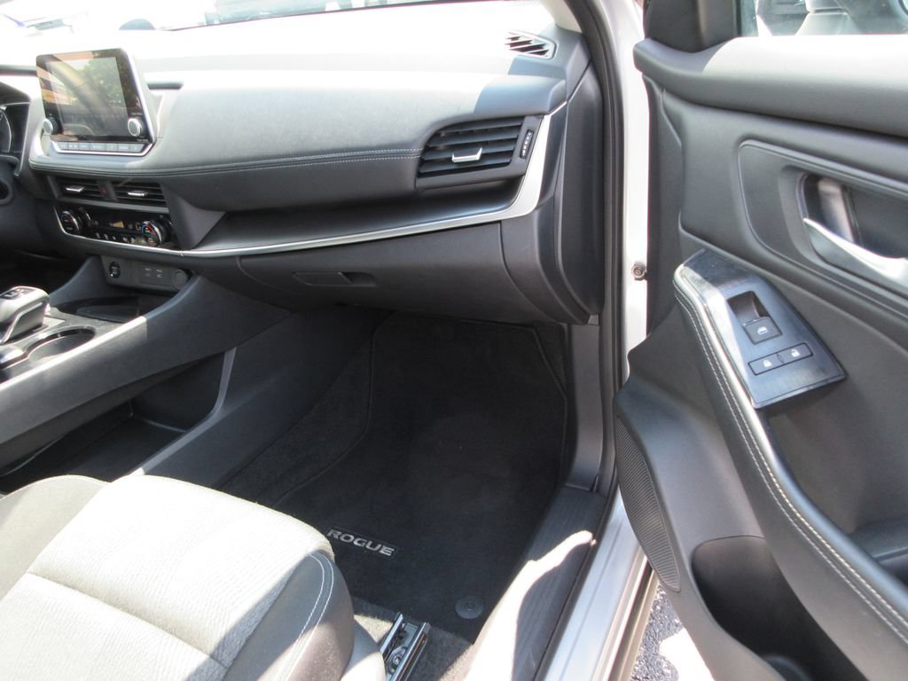 Used 2025 Nissan Rogue SV FWD image 17