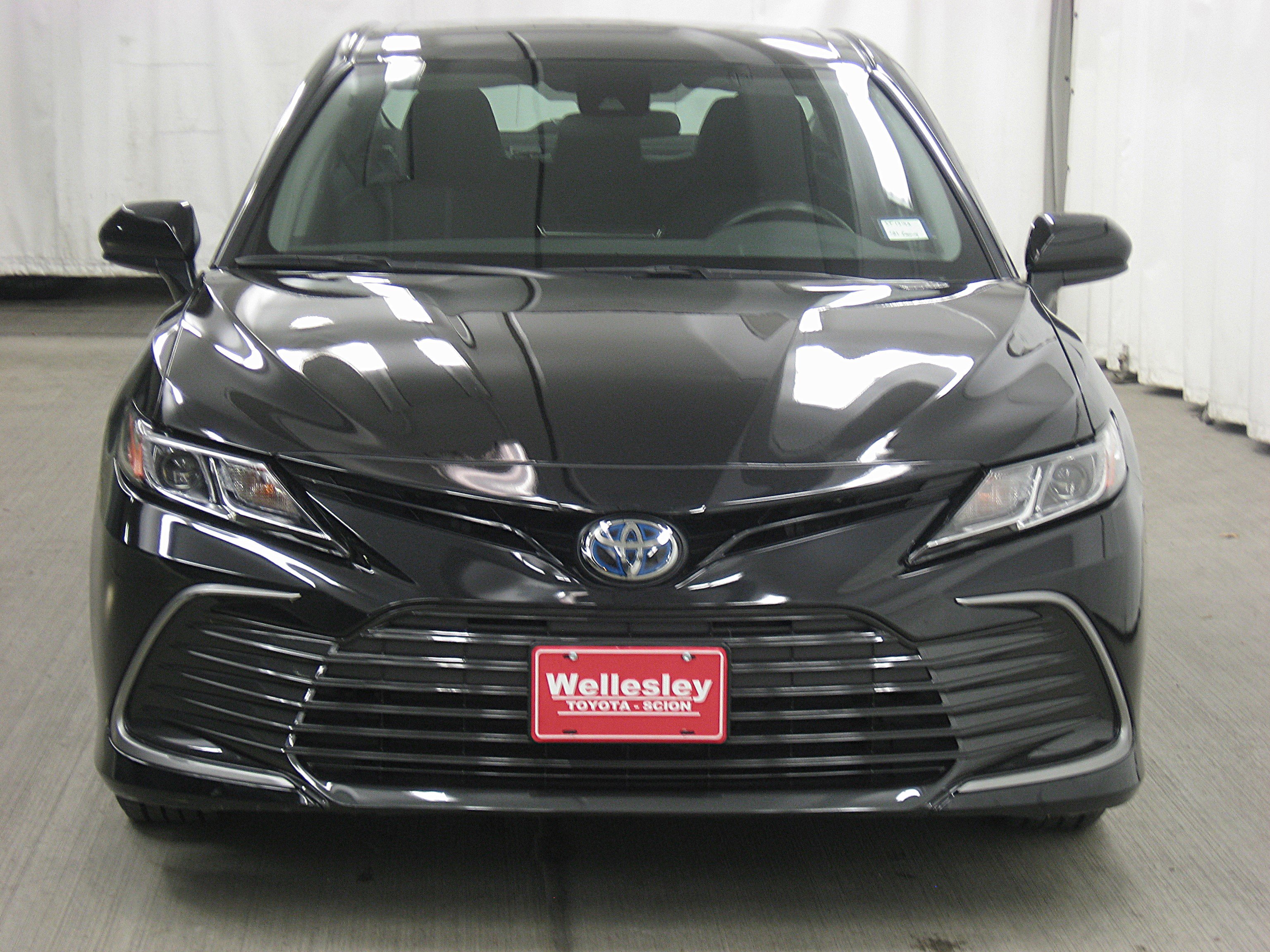 Used 2021 Toyota Camry LE image 3