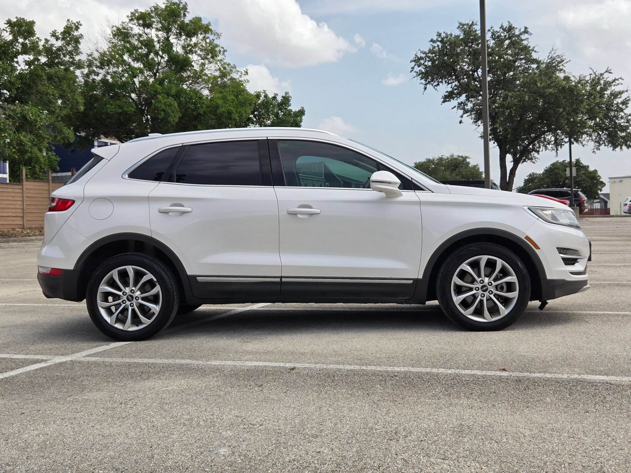 Used 2017 Lincoln MKC Select w/ Select Plus Package FWD image 2