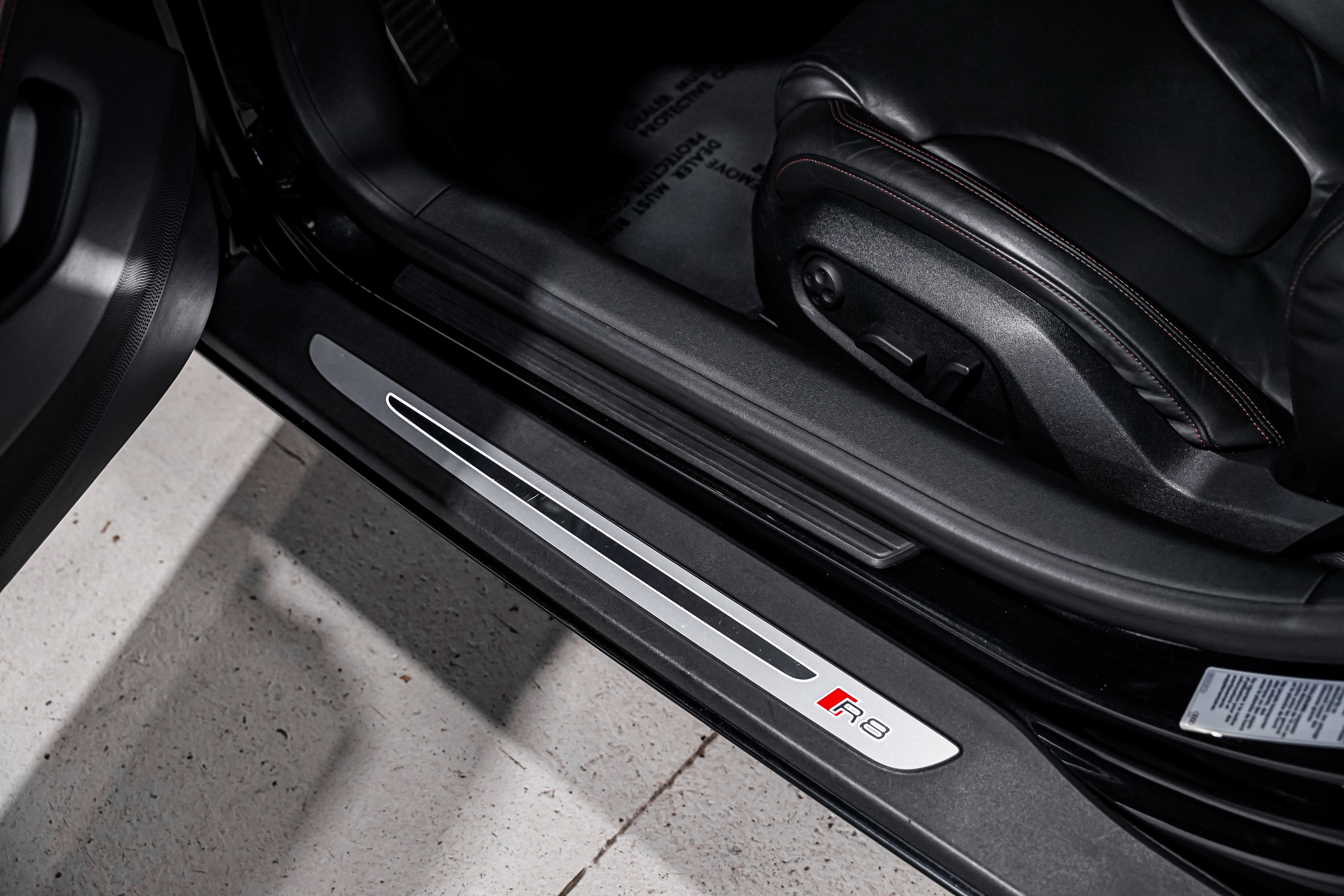 Used 2014 Audi R8 V8 w/ Full Leather Package image 21