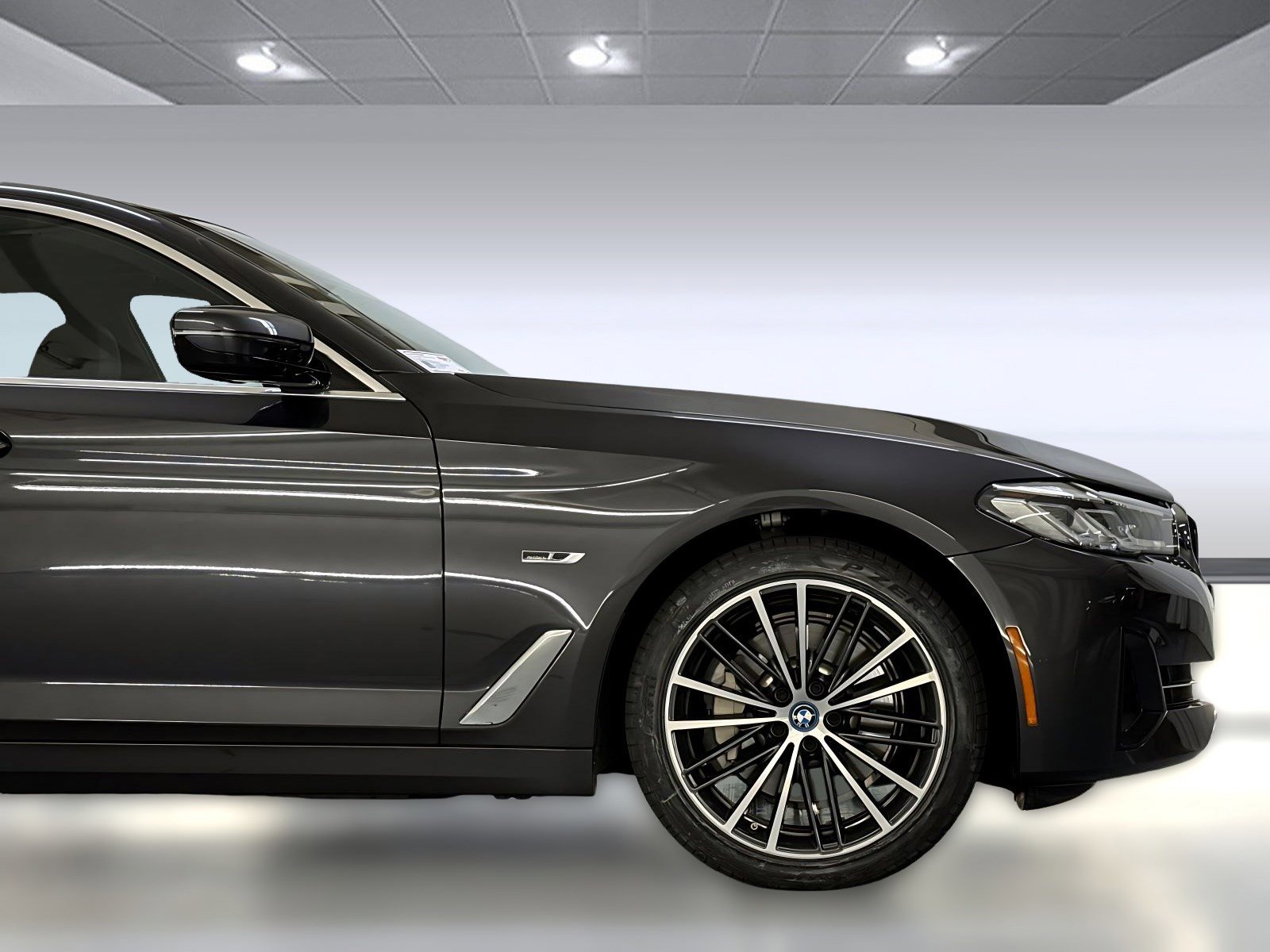 Used 2023 BMW 530e w/ Convenience Package image 34