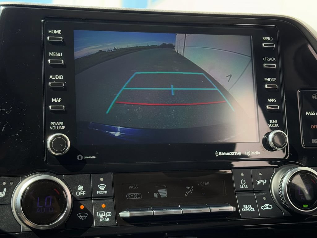 Used 2022 Toyota Highlander XLE AWD/4WD image 19