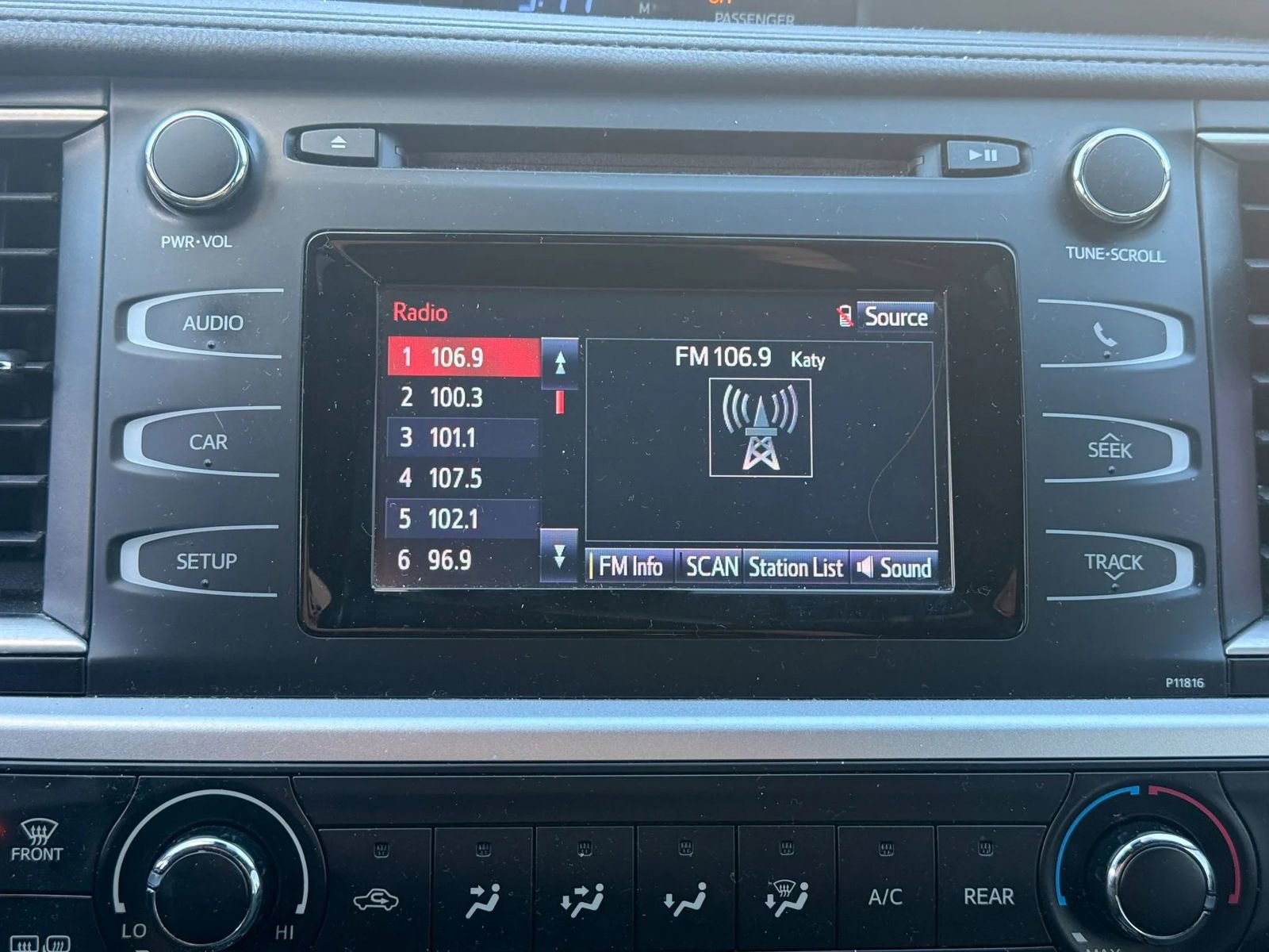 Used 2019 Toyota Highlander LE AWD/4WD image 17