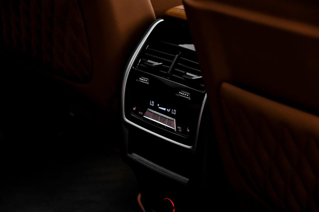 Used 2025 BMW ALPINA XB7 AWD/4WD image 50