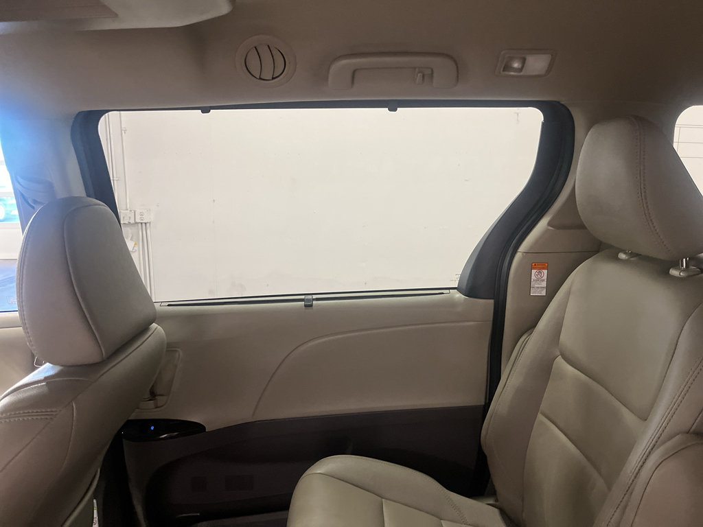 Used 2020 Toyota Sienna XLE Premium w/ Carpet Mat Package FWD image 26