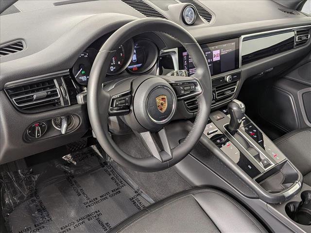 Certified 2022 Porsche Macan image 4