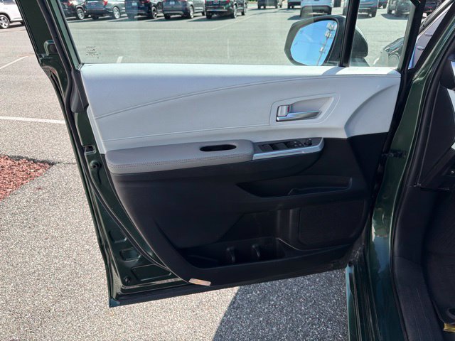 Used 2025 Toyota Sienna XLE FWD image 11