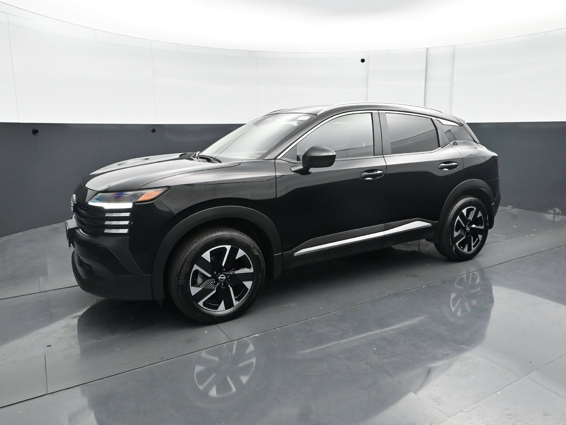 Used 2025 Nissan Kicks SV w/ SV Premium Package AWD/4WD image 2