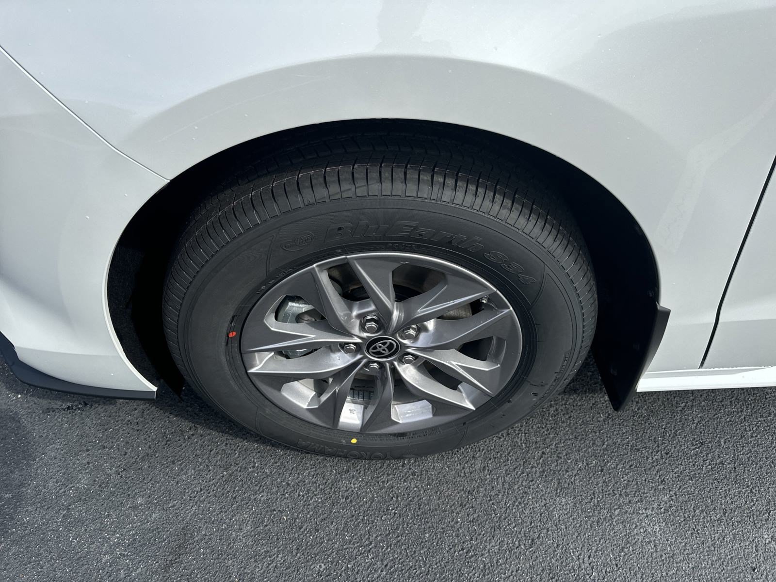 New 2025 Toyota Sienna XLE w/ XLE Plus Package FWD image 9