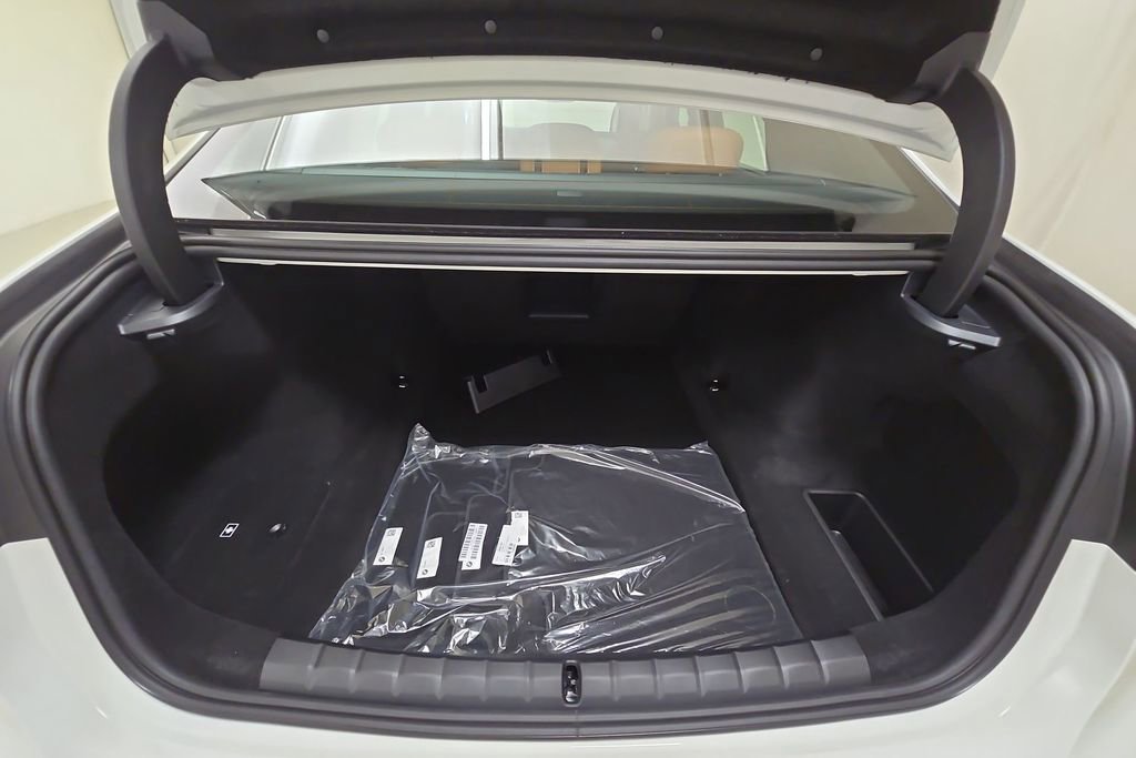 Used 2025 BMW 740i xDrive w/ Premium Package image 8