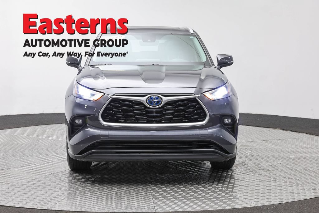 Used 2022 Toyota Highlander XLE AWD/4WD image 2