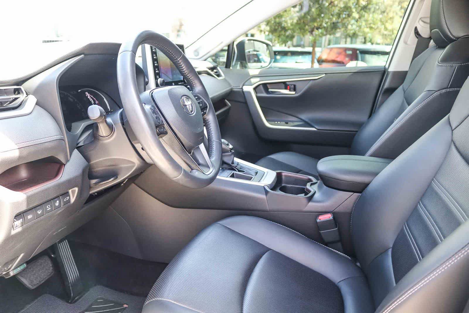 Used 2020 Toyota RAV4 Limited FWD image 18