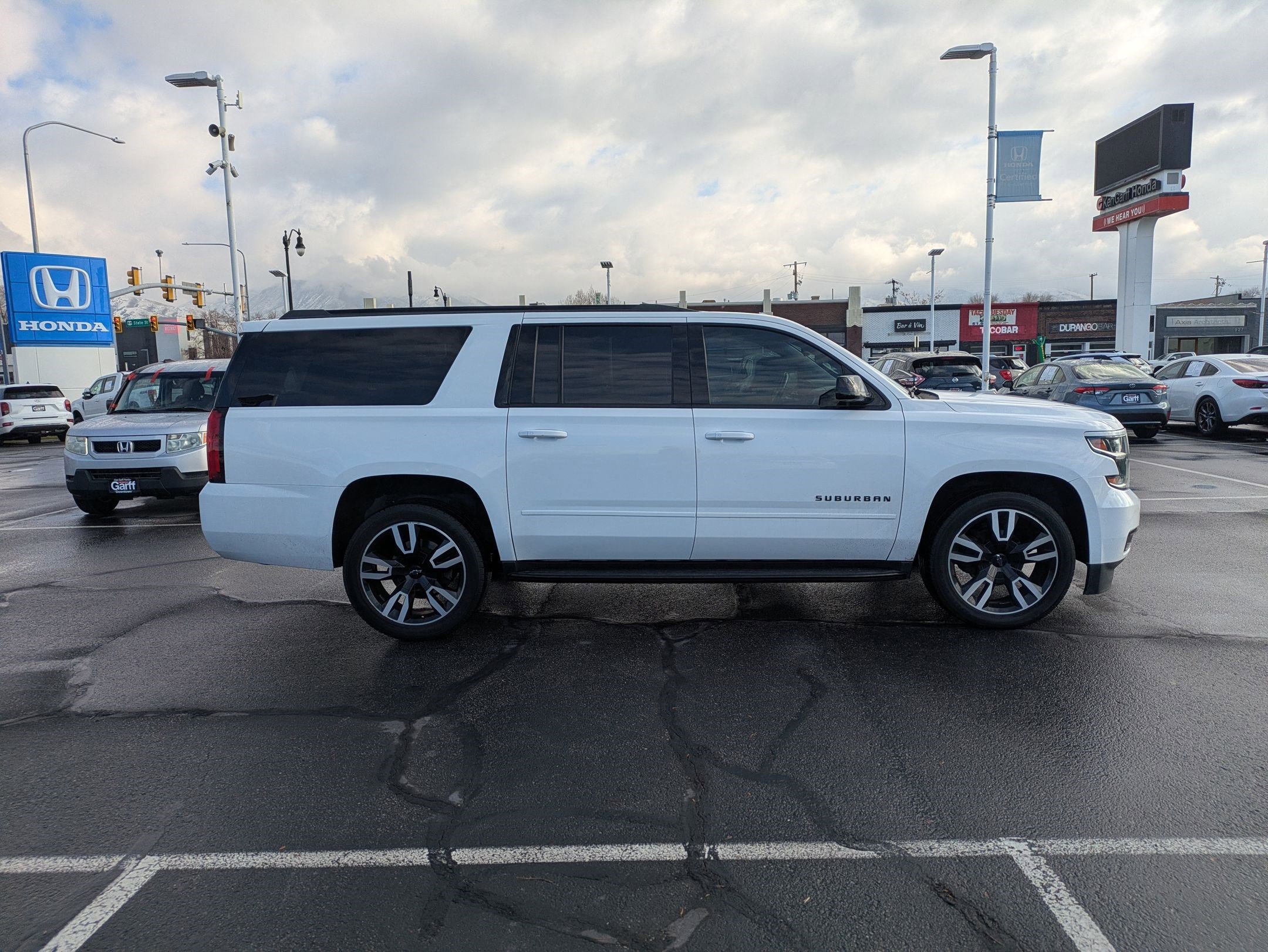 Used 2020 Chevrolet Suburban Premier image 2