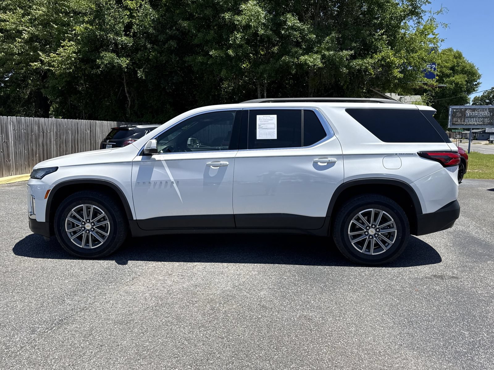 Used 2023 Chevrolet Traverse LT w/ Rear Camera Mirror Package FWD image 2