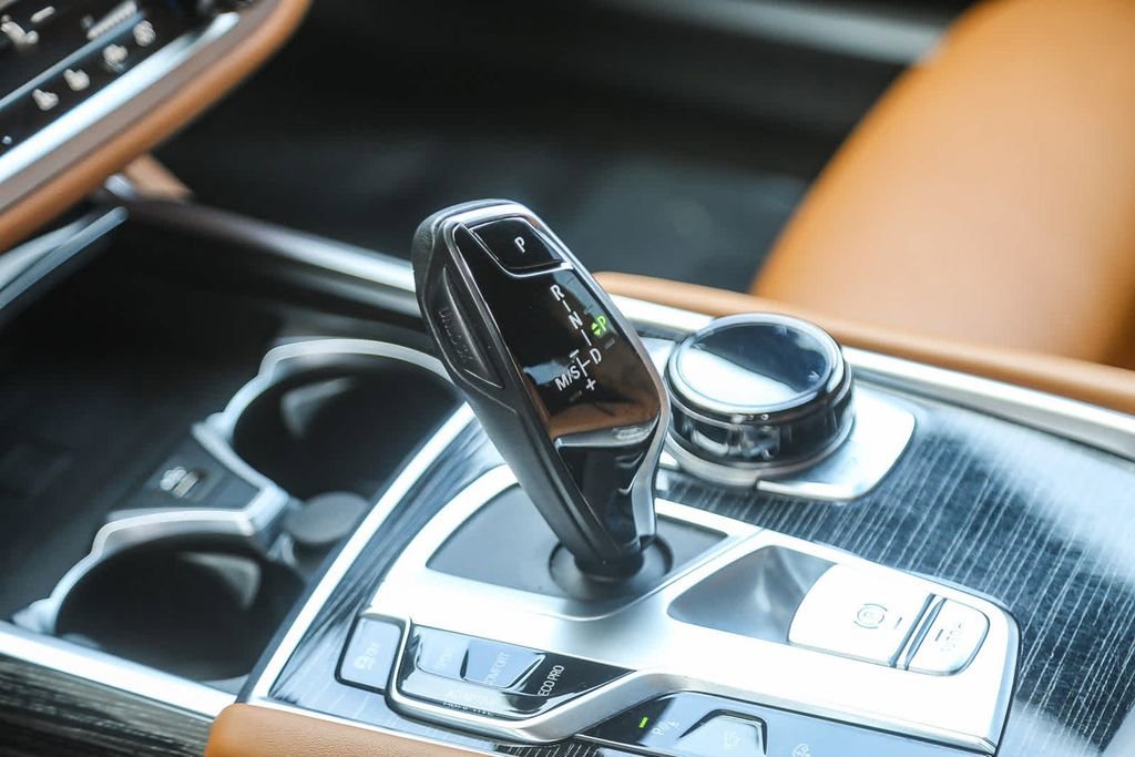 Certified 2022 BMW 750i xDrive w/ Autobahn Package image 17