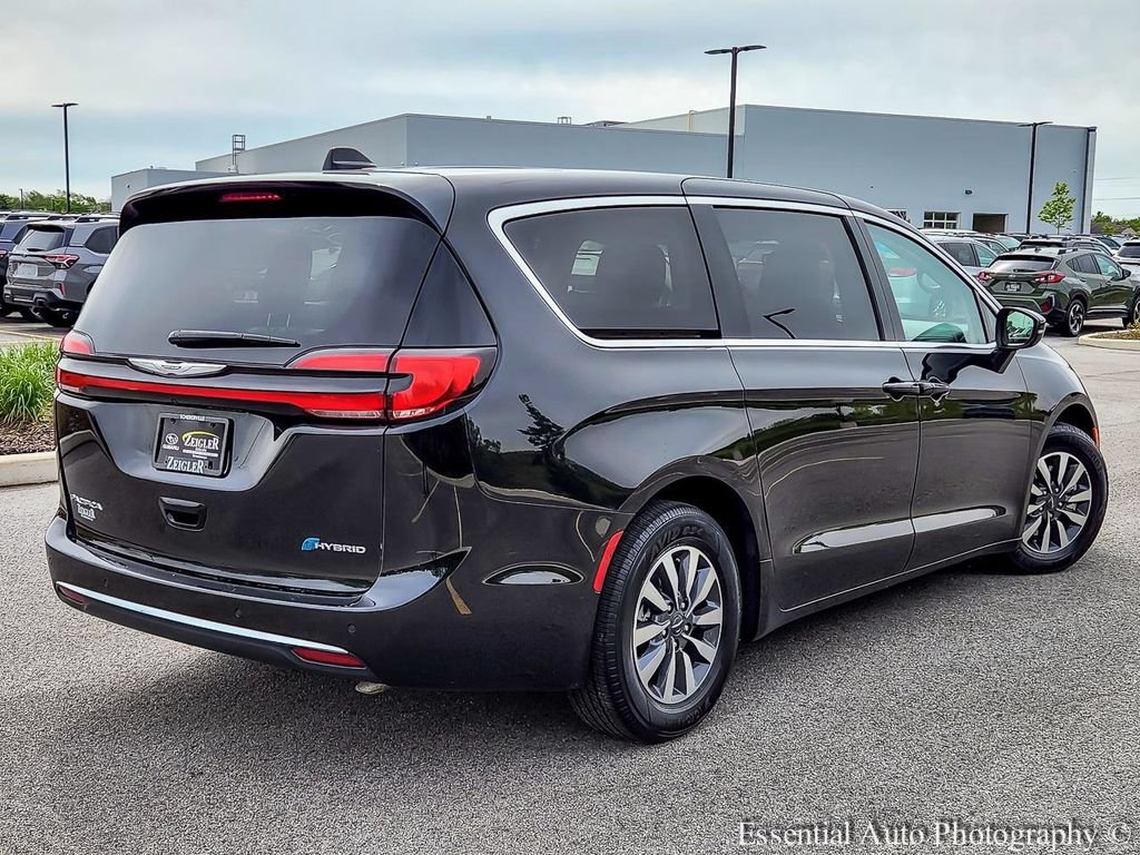 Used 2023 Chrysler Pacifica Touring-L FWD image 7