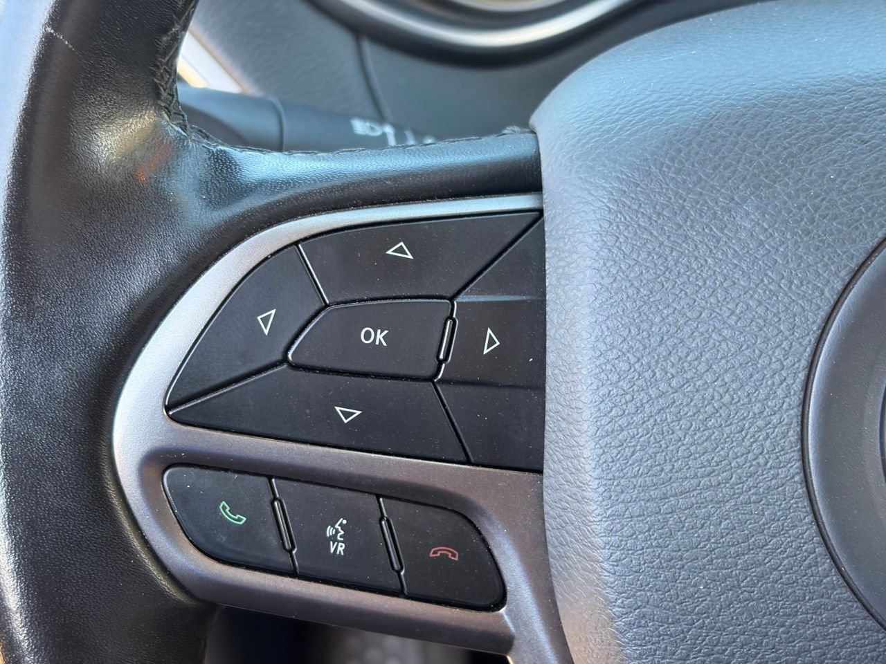 Used 2020 Jeep Cherokee Latitude w/ Cold Weather Group AWD/4WD image 27