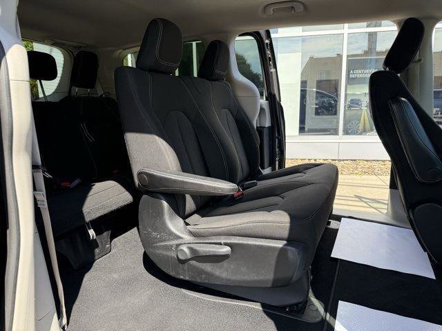 Used 2021 Chrysler Voyager L image 16