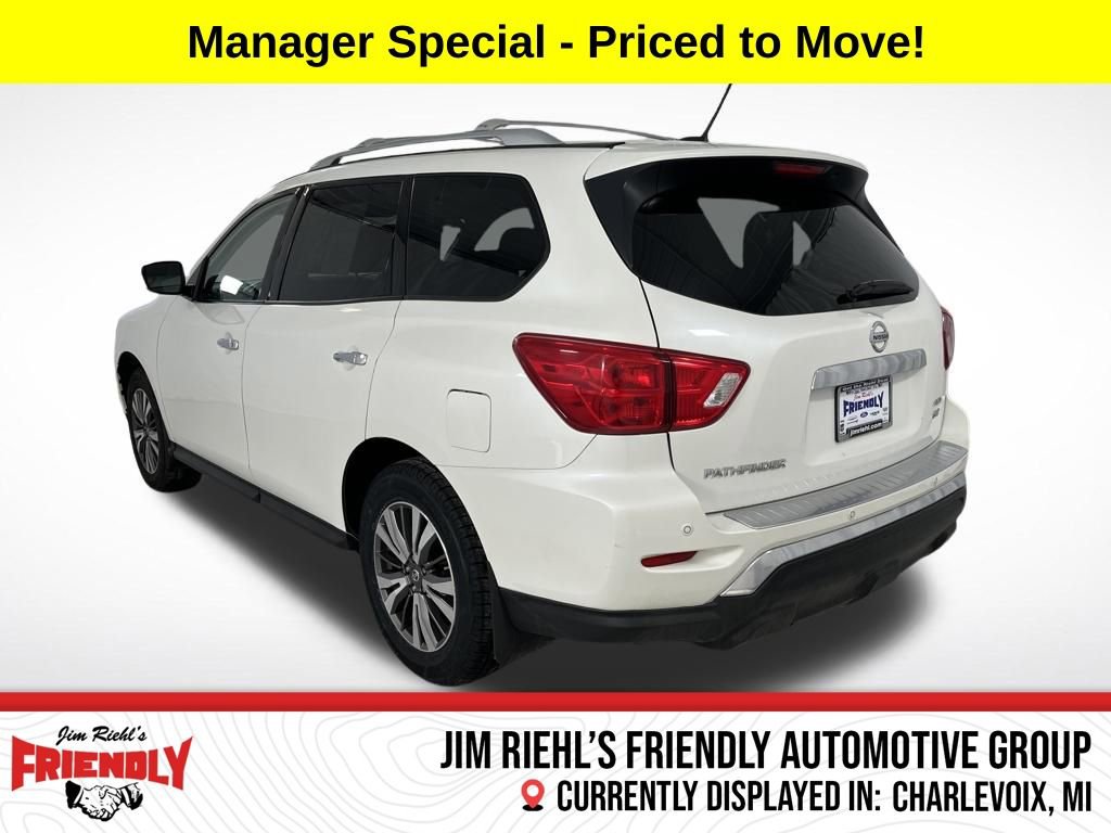 Used 2018 Nissan Pathfinder SV image 3