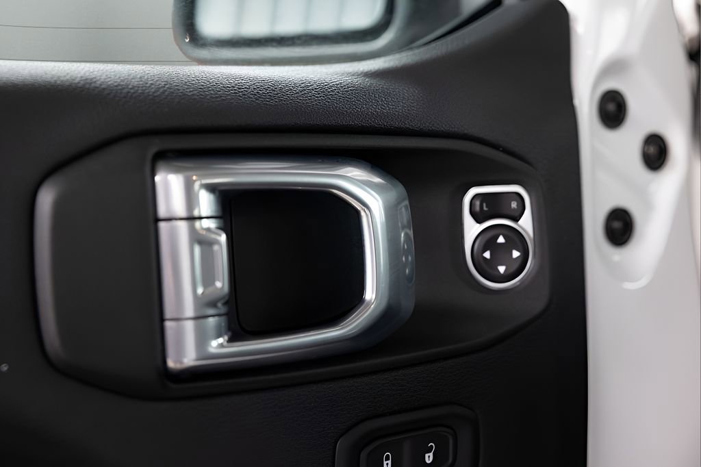 Used 2025 Jeep Wrangler Unlimited Sahara AWD/4WD image 44