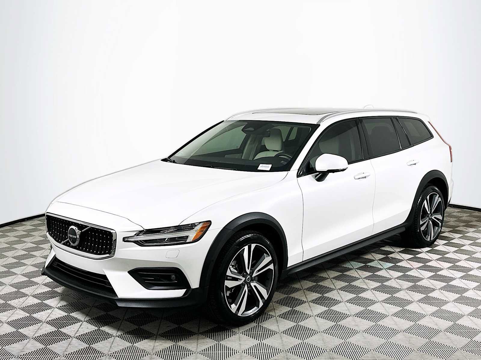Used 2025 Volvo V60 B5 Cross Country Plus w/ Protection Package Premier image 3