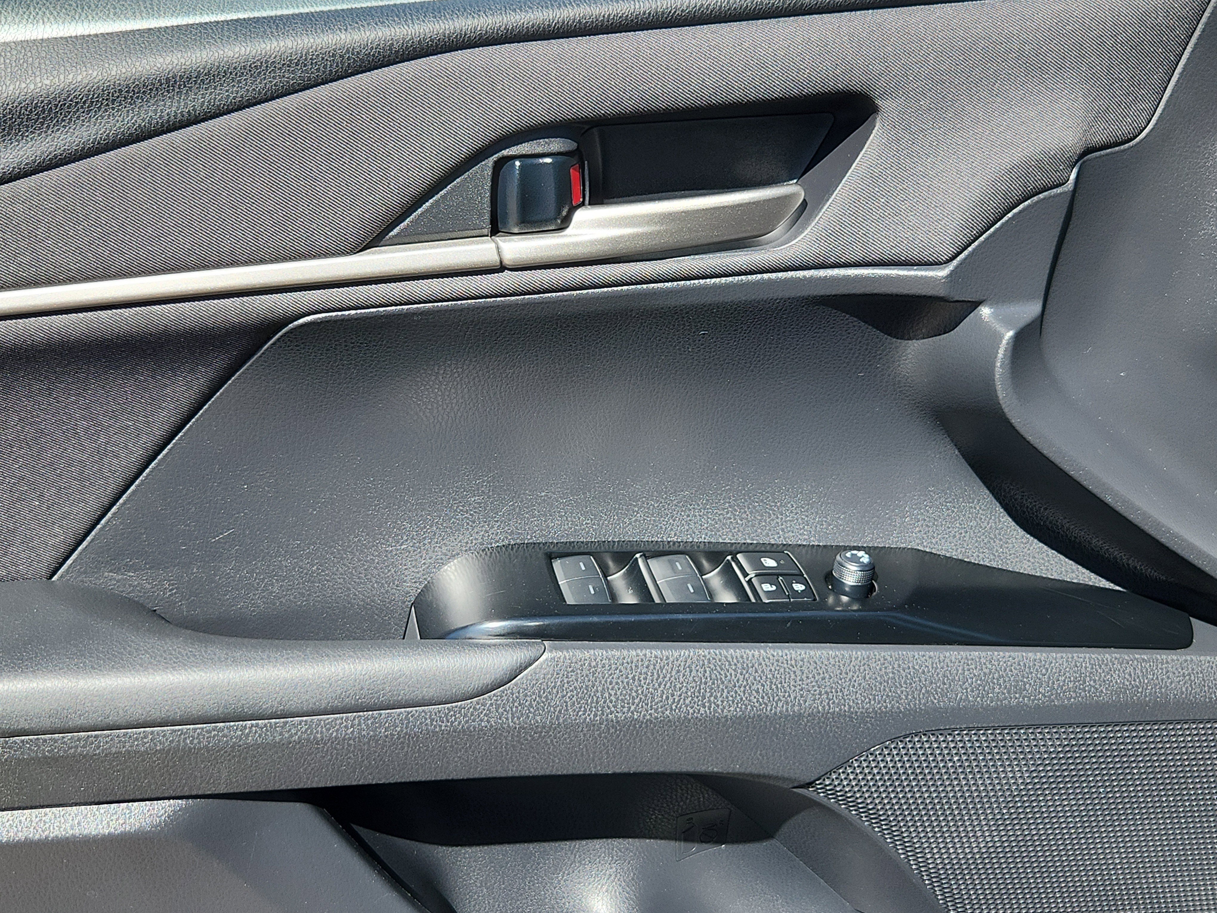 Used 2025 Toyota Camry LE image 6