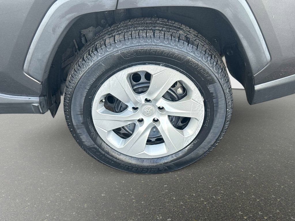 Used 2021 Toyota RAV4 LE image 10