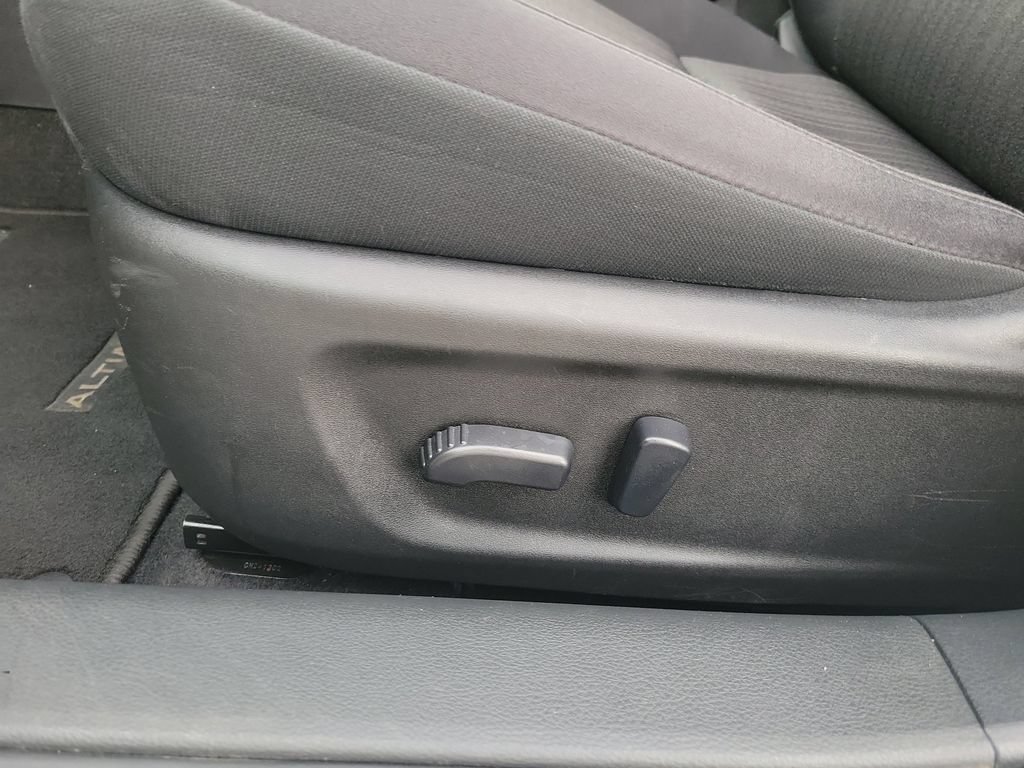 Used 2025 Nissan Altima 2.5 SV FWD image 19