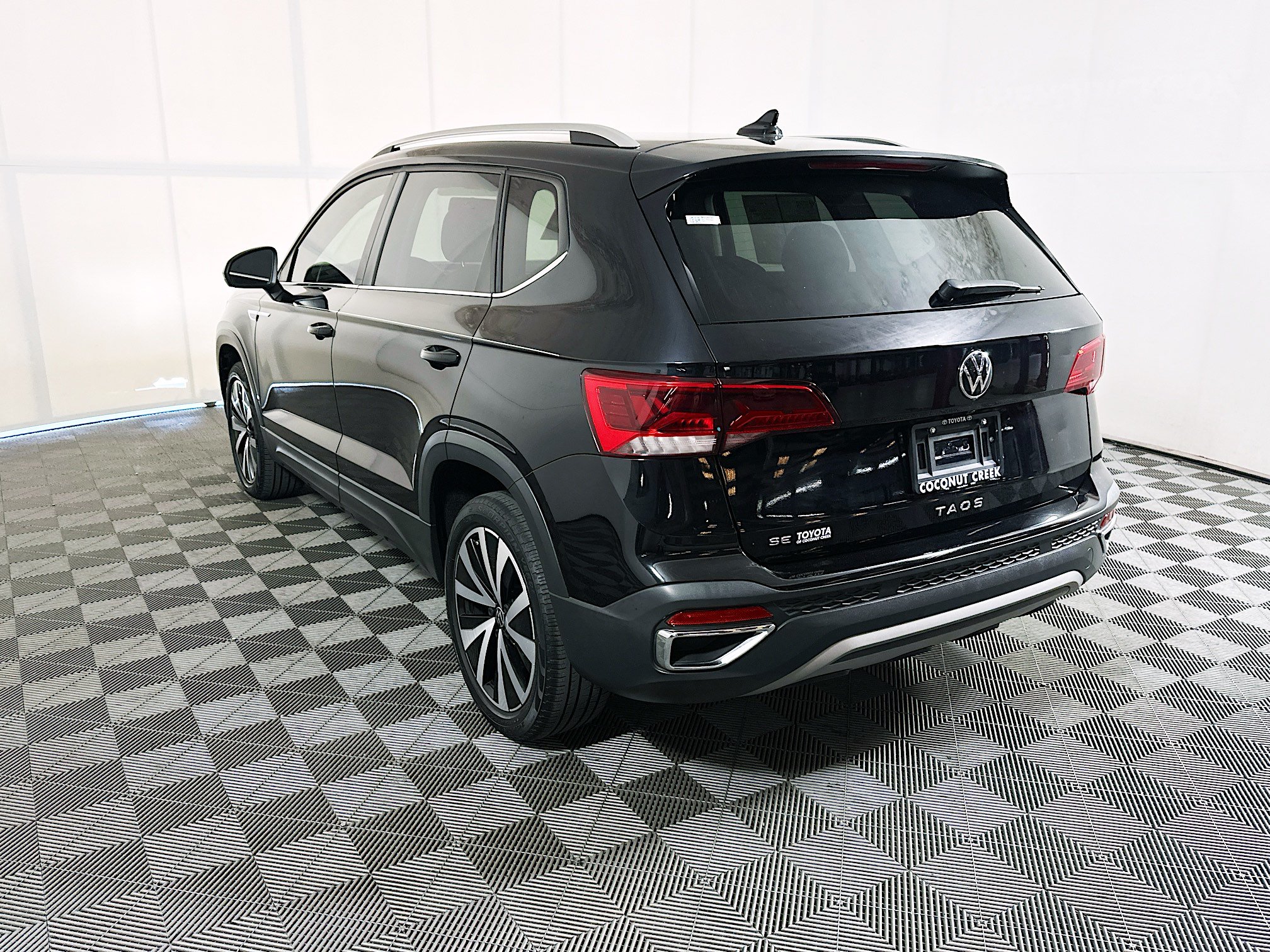 Used 2022 Volkswagen Taos SE FWD image 5