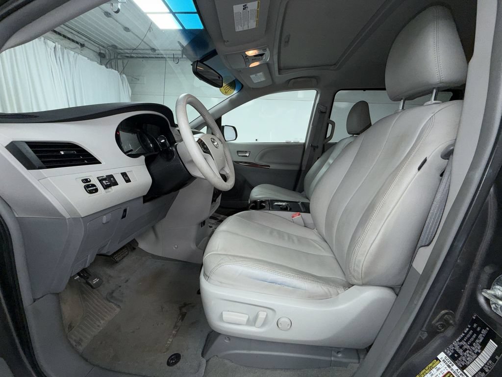 Used 2014 Toyota Sienna XLE AWD/4WD image 12