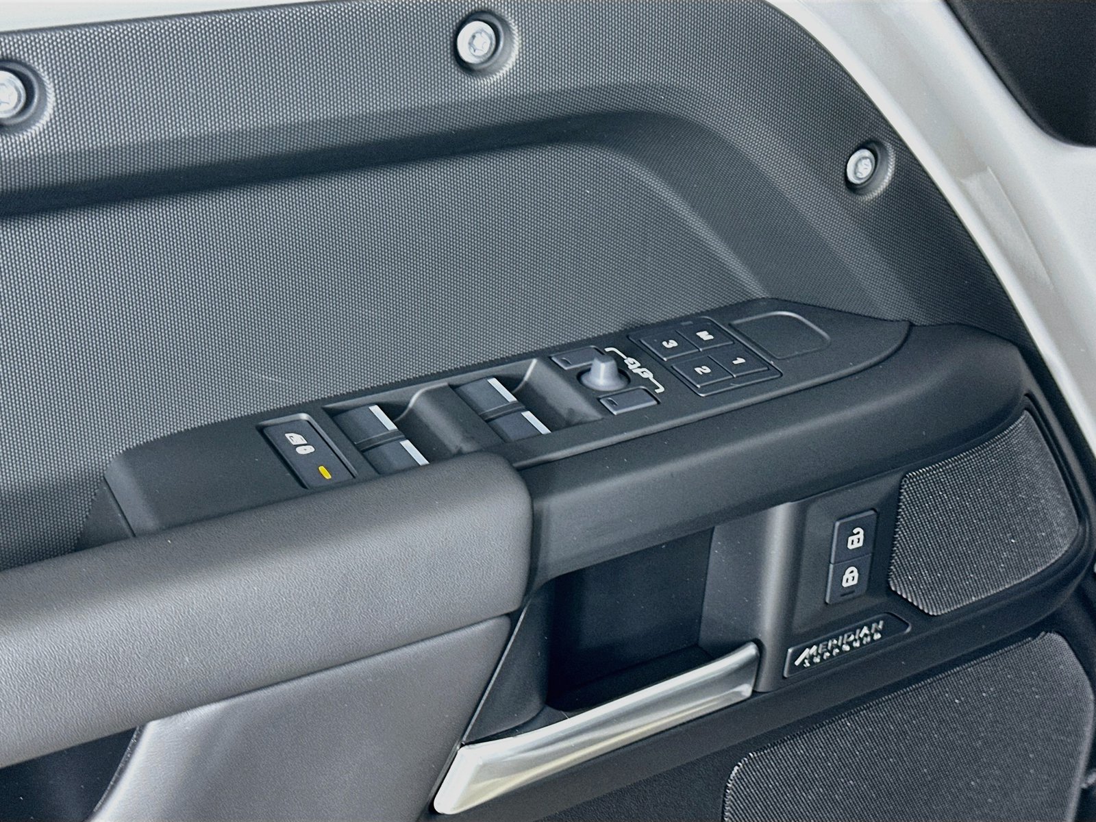 New 2026 Land Rover Defender 110 X-Dynamic SE AWD/4WD image 18
