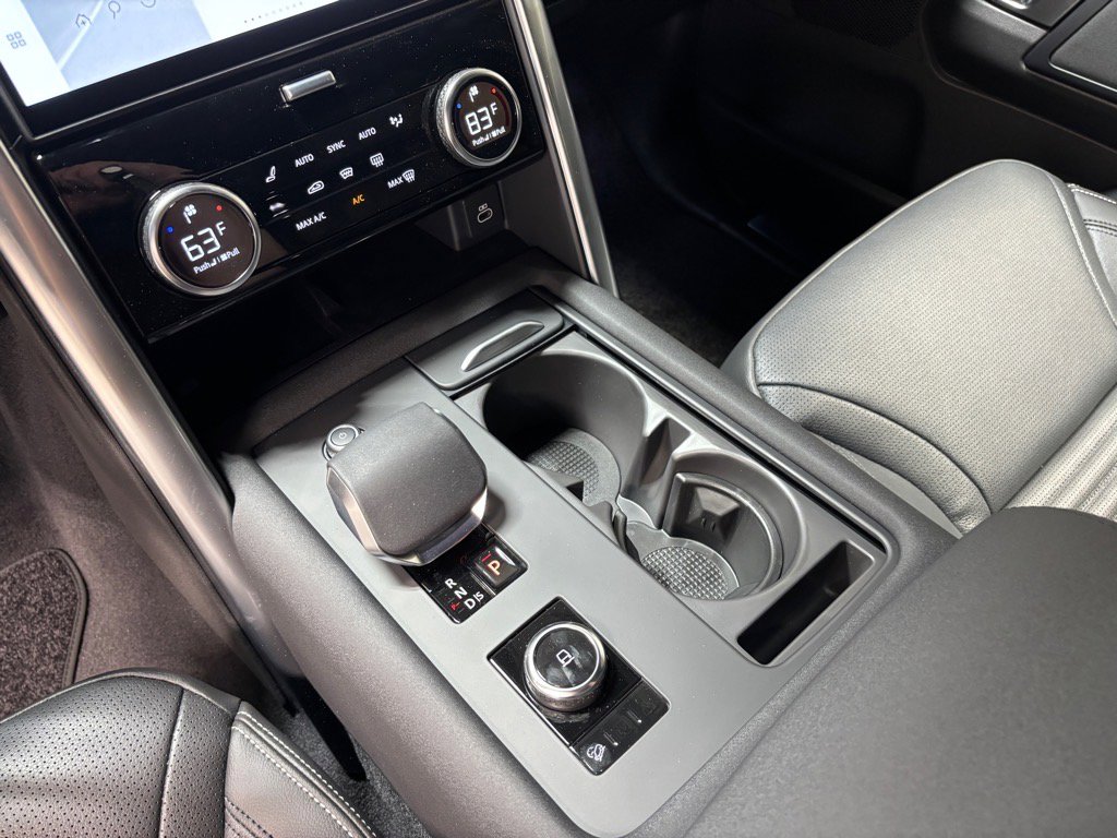 Used 2025 Land Rover Discovery S image 12