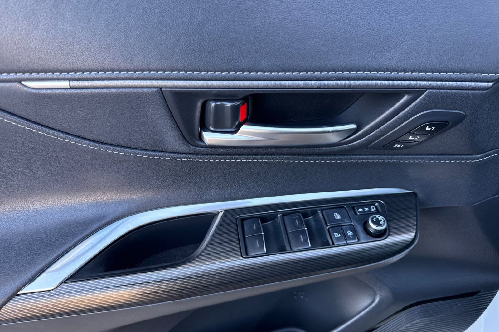 Used 2024 Toyota Venza Nightshade image 11