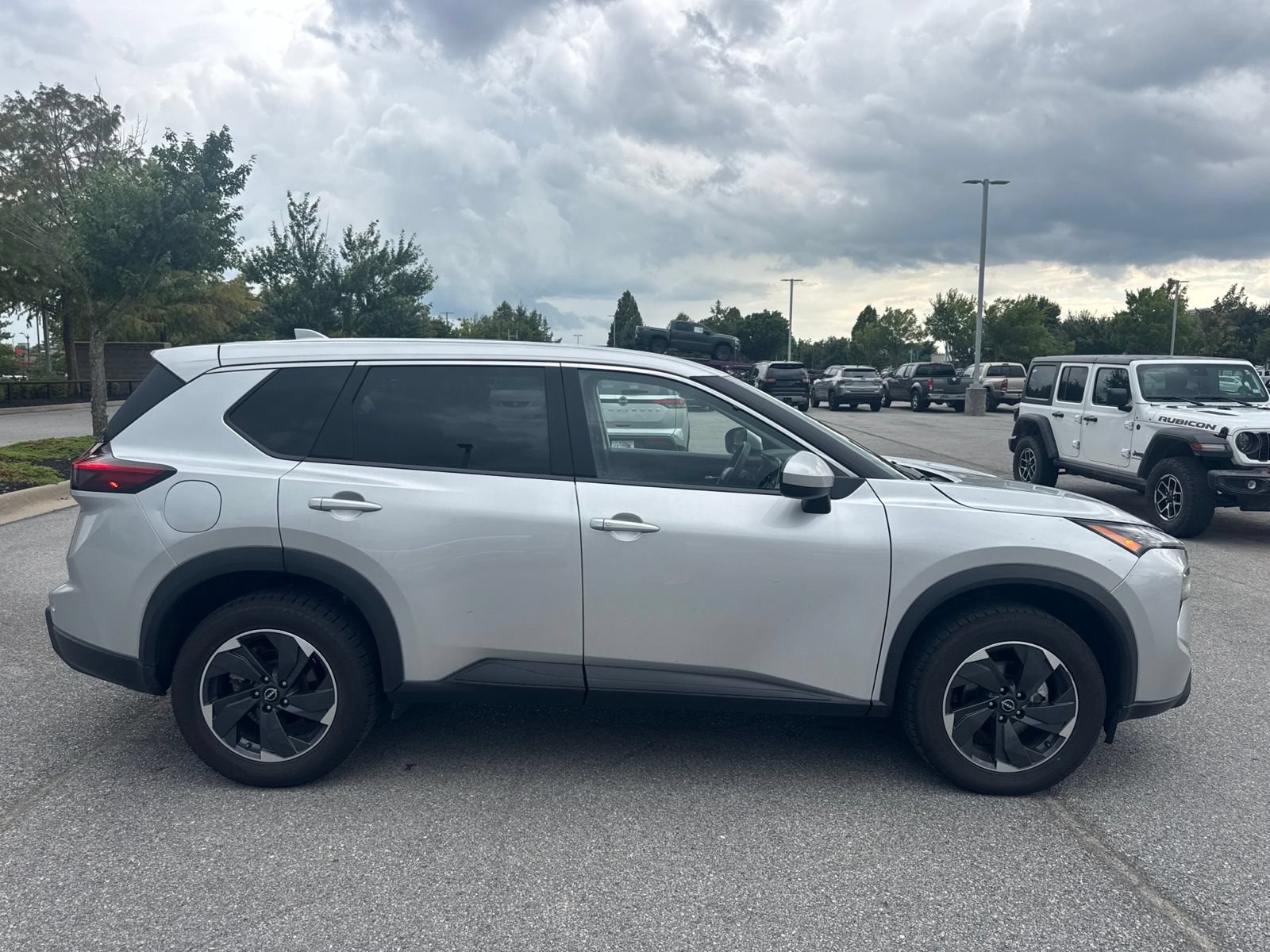 Used 2025 Nissan Rogue SV FWD image 4
