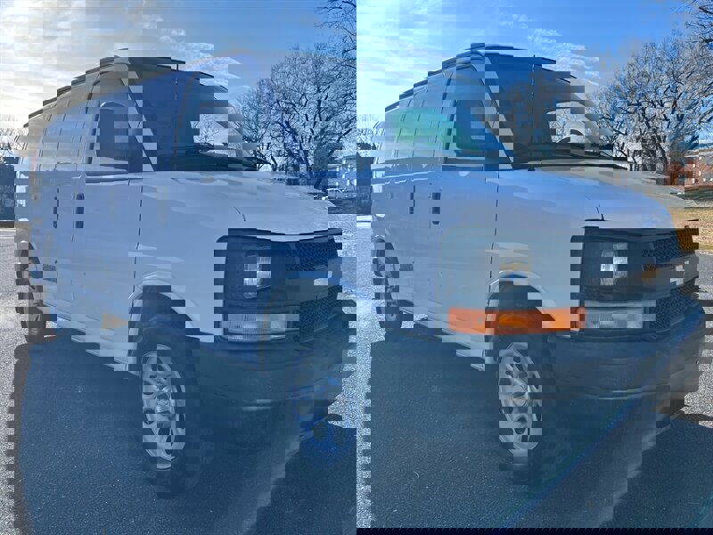 Used 2010 Chevrolet Express 1500 image 1