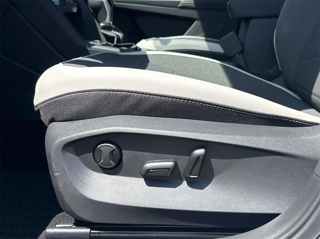 Used 2025 Volkswagen Taos SE image 12