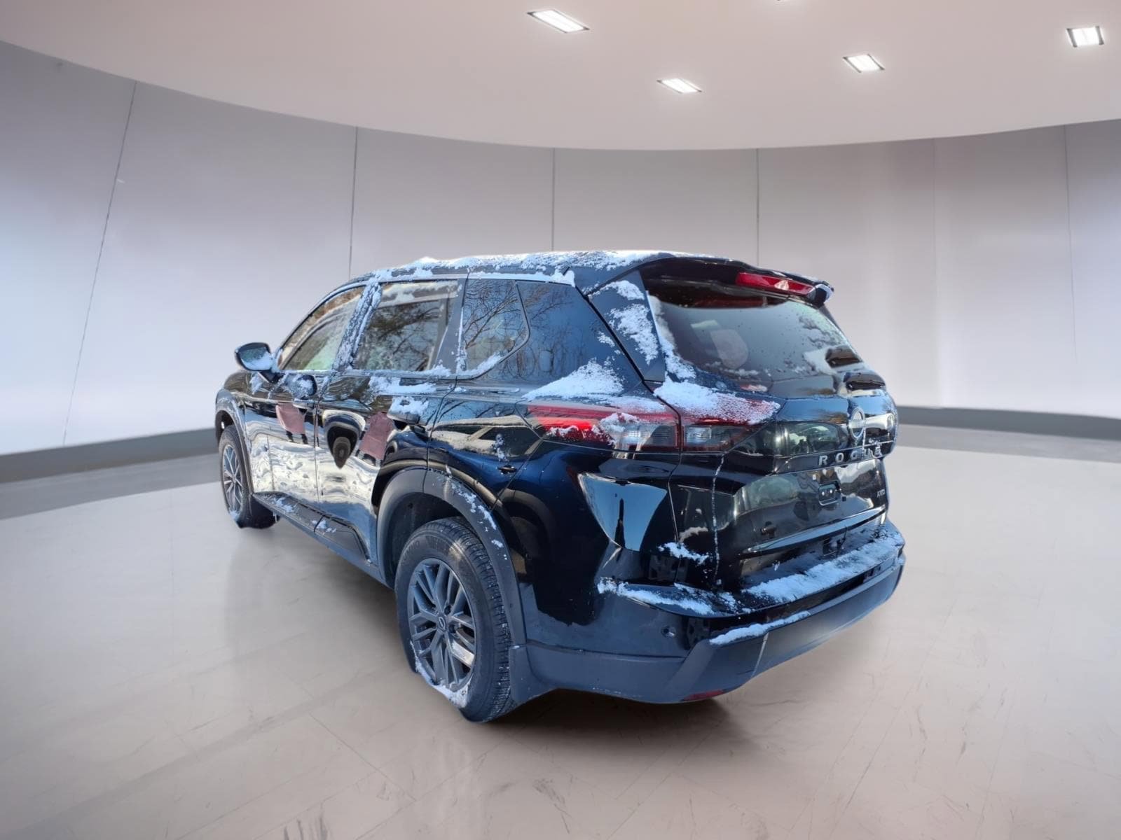 Used 2025 Nissan Rogue S image 3