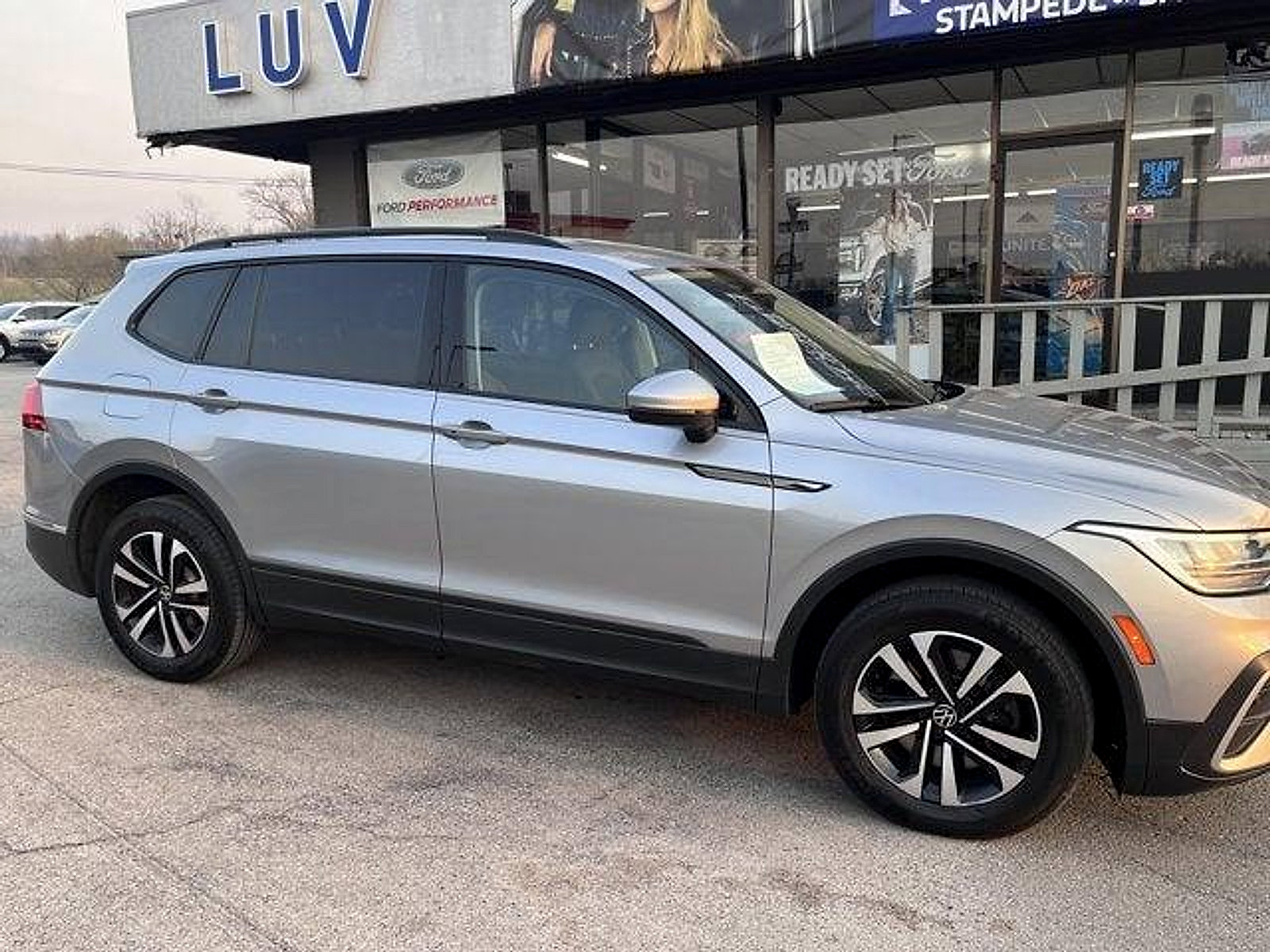 Used 2022 Volkswagen Tiguan S FWD image 1