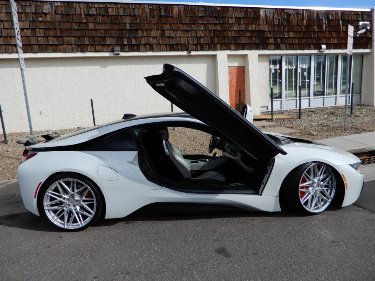 Used 2017 BMW i8 Coupe image 4
