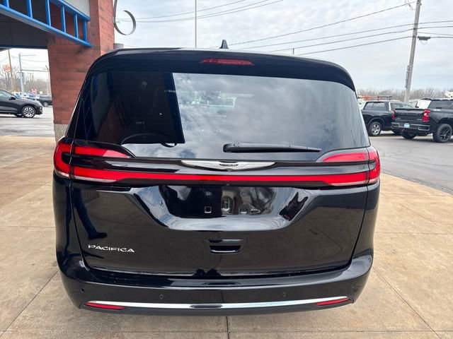 Used 2025 Chrysler Pacifica Select image 8