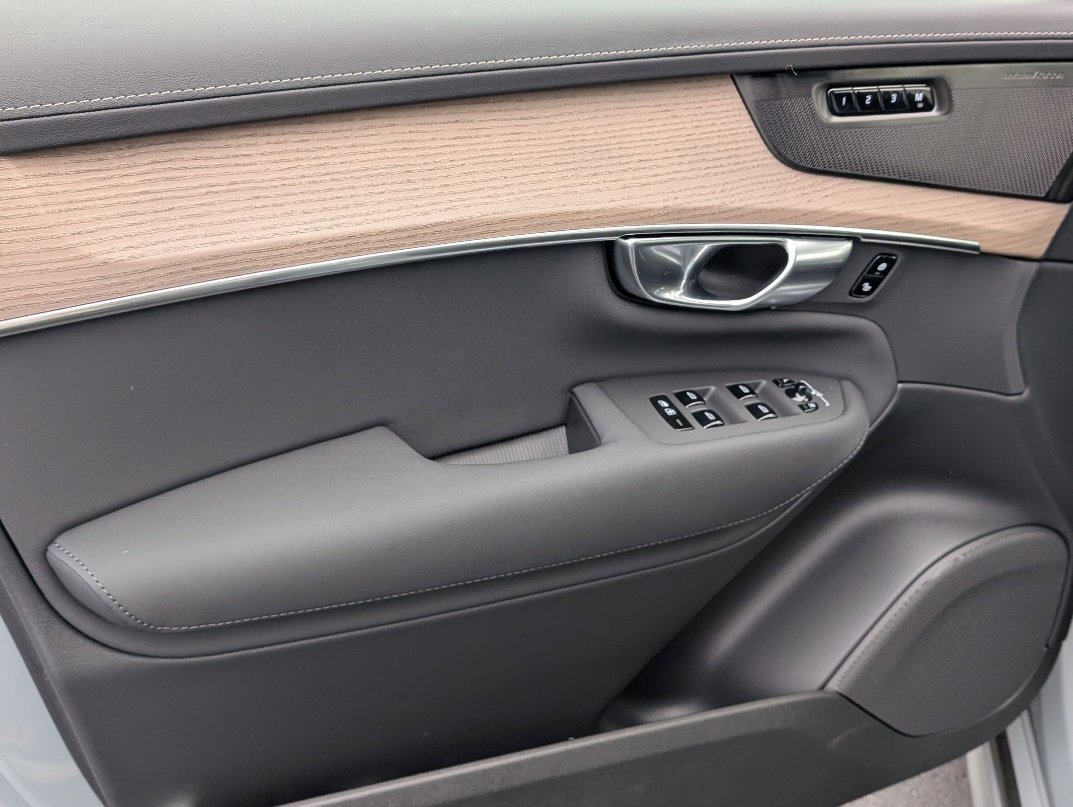 New 2026 Volvo XC90 B6 Plus w/ Protection Package Premier image 6