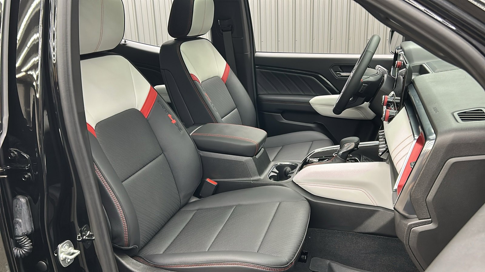 Used 2024 GMC Canyon AT4X image 36