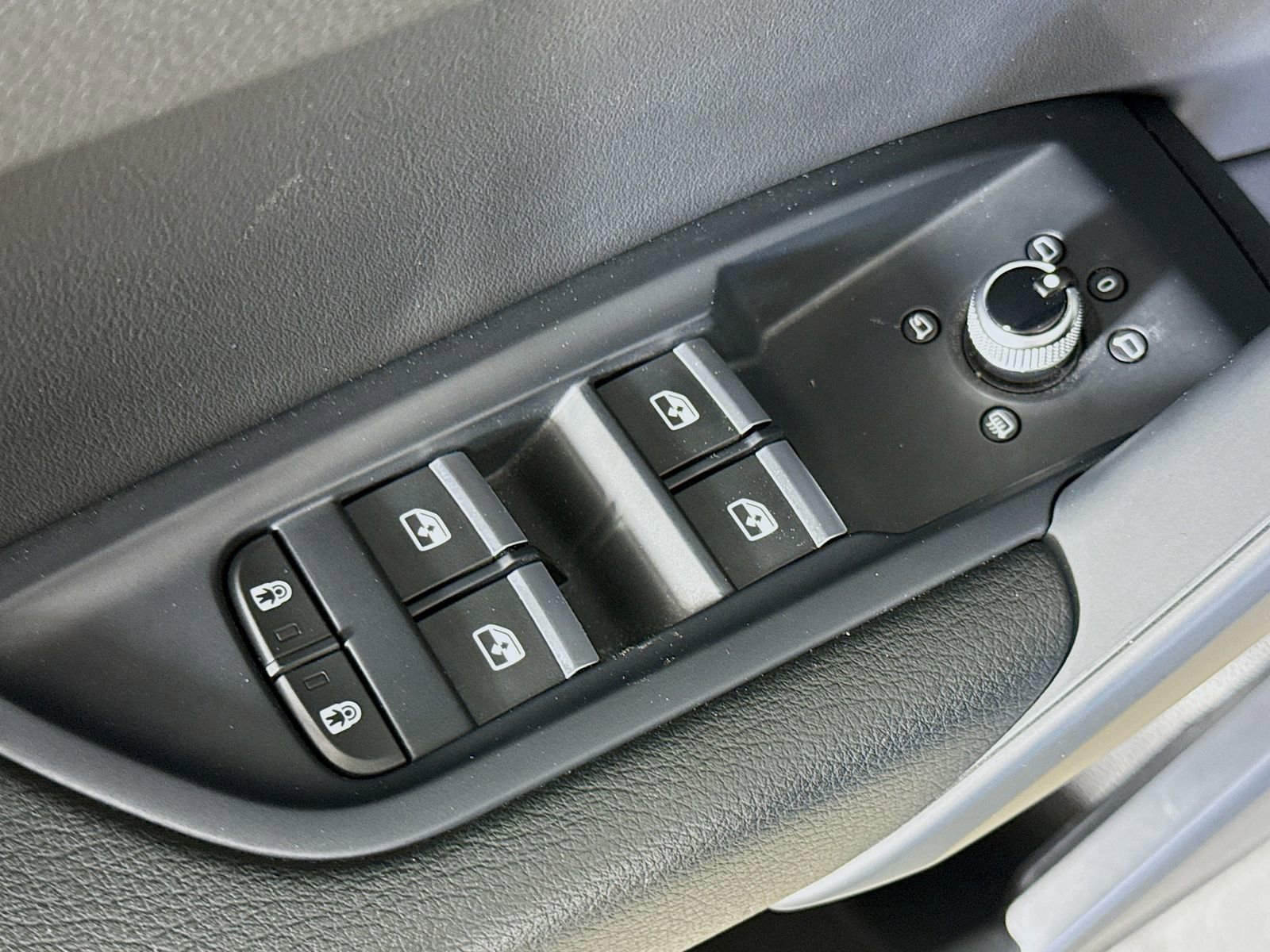 Used 2023 Audi Q5 2.0T Premium w/ Convenience Package image 17