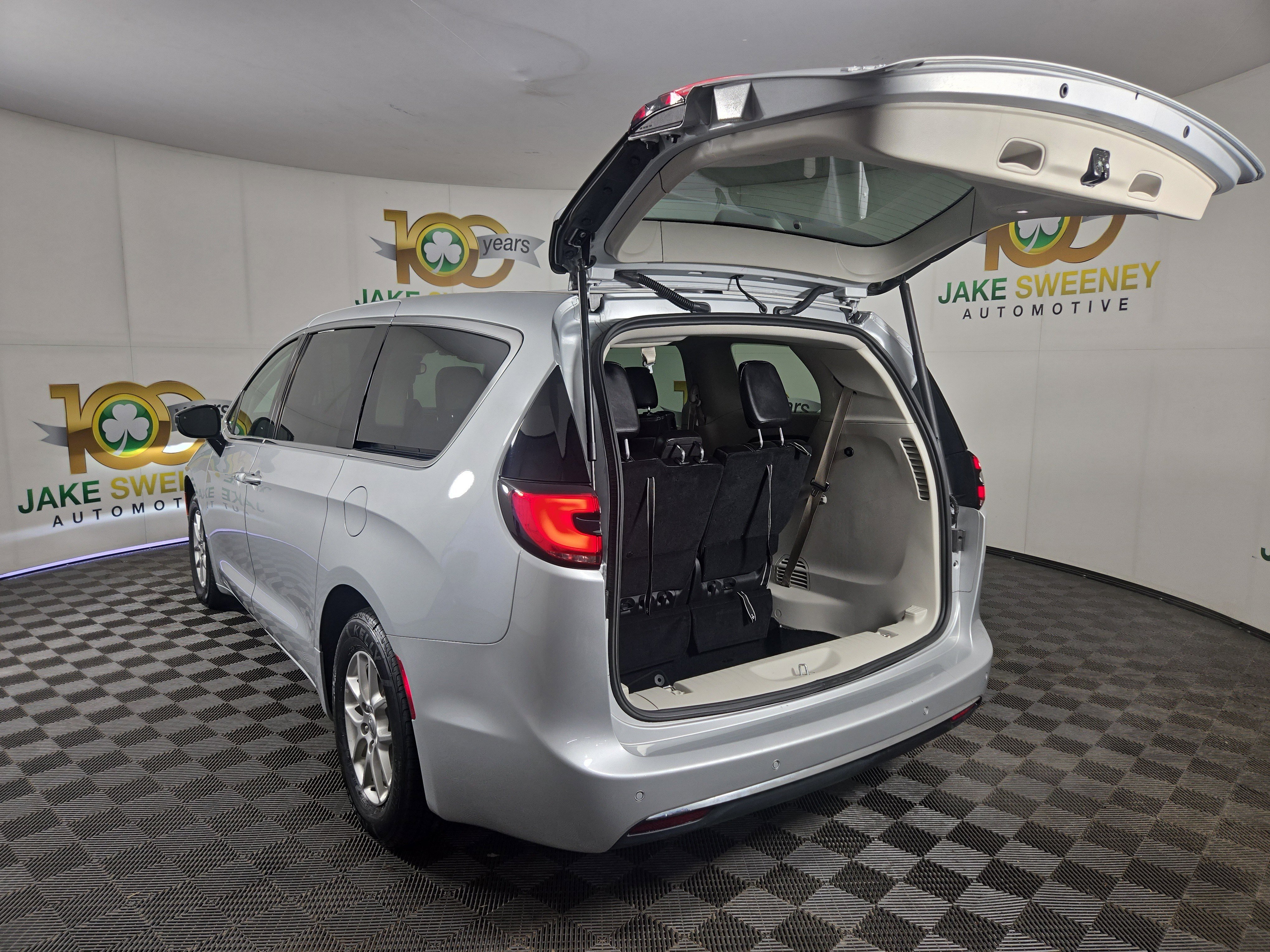 Used 2024 Chrysler Pacifica Touring-L image 32