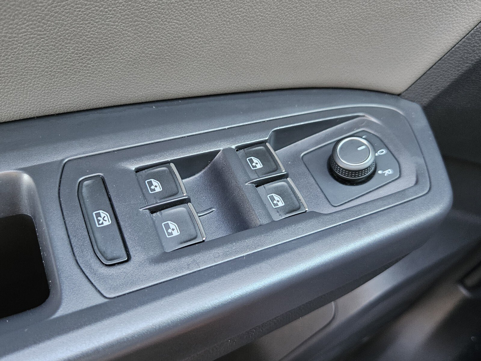 Used 2021 Volkswagen Atlas Cross Sport S image 36